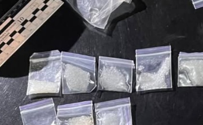 У Дніпрі затримали чоловіка і жінку, які мали при собі наркотичні речовини