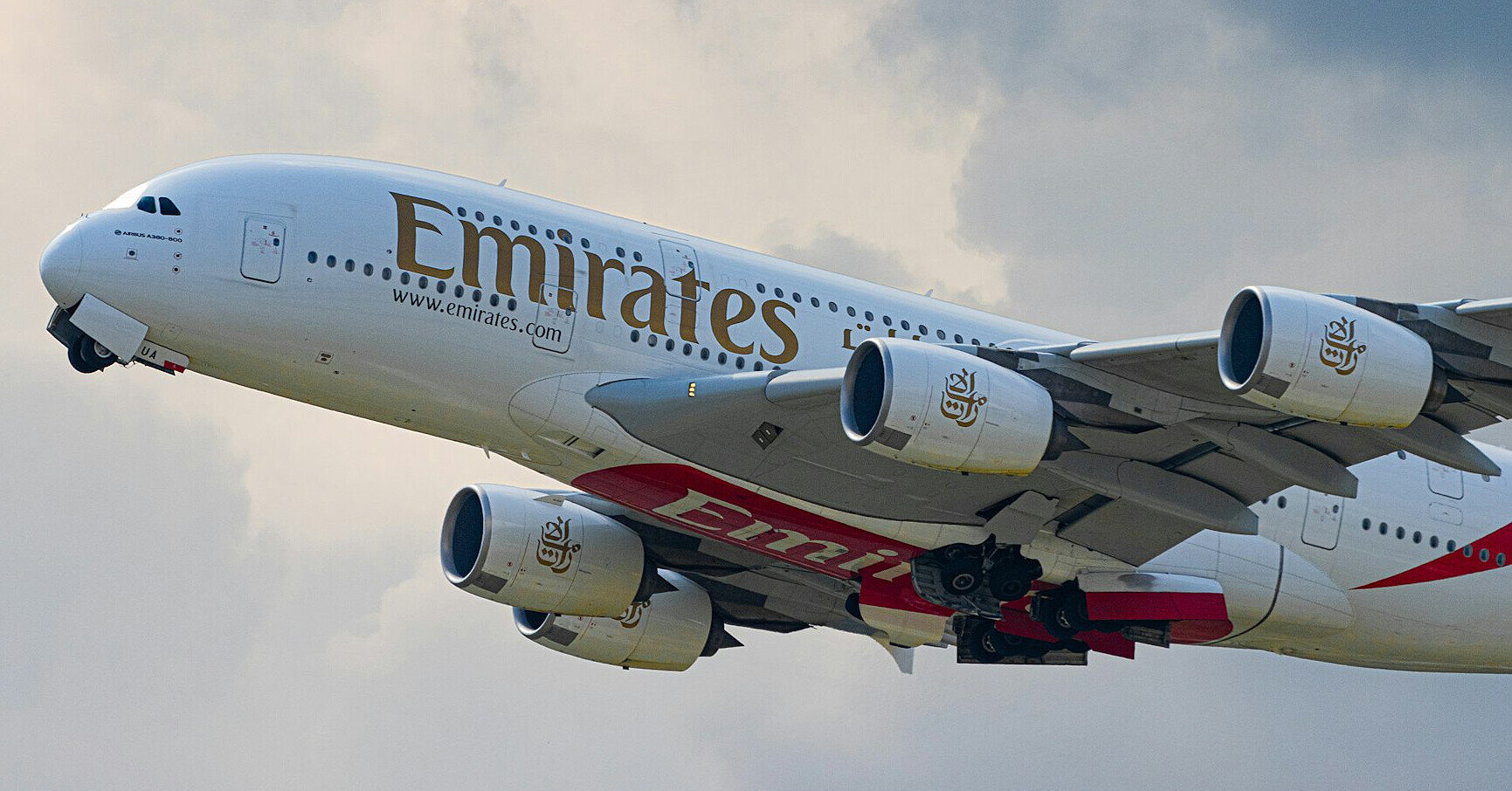 Авіакомпанії продовжують польоти в ОВА попри загрозу через ракети та дрони – WSJ