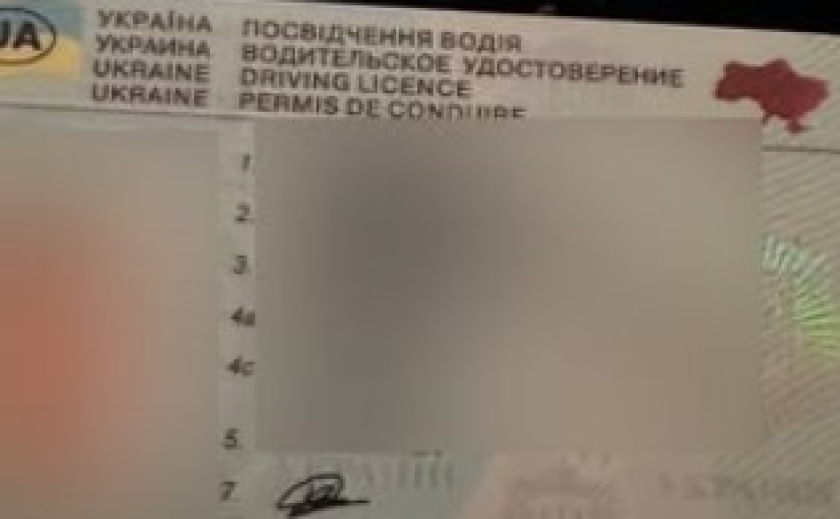 У Дніпрі затримали двох водіїв із підробленими посвідченнями У Дніпрі затримали двох водіїв із підробленими посвідченнями