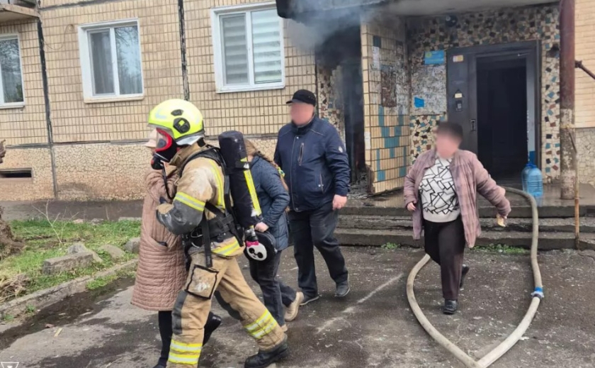 15 людей евакуювали рятувальники під час пожежі у Кривому Розі