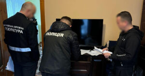 Поліція проводить обшуки у медзакладах по всій Україні