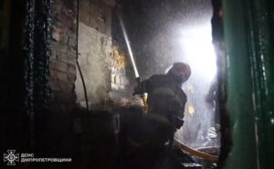 У Марганці загорілась квартира у п’ятиповерхівці: вогнеборці врятували на пожежі чоловіка У Марганці загорілась квартира у п’ятиповерхівці: вогнеборці врятували на пожежі чоловіка