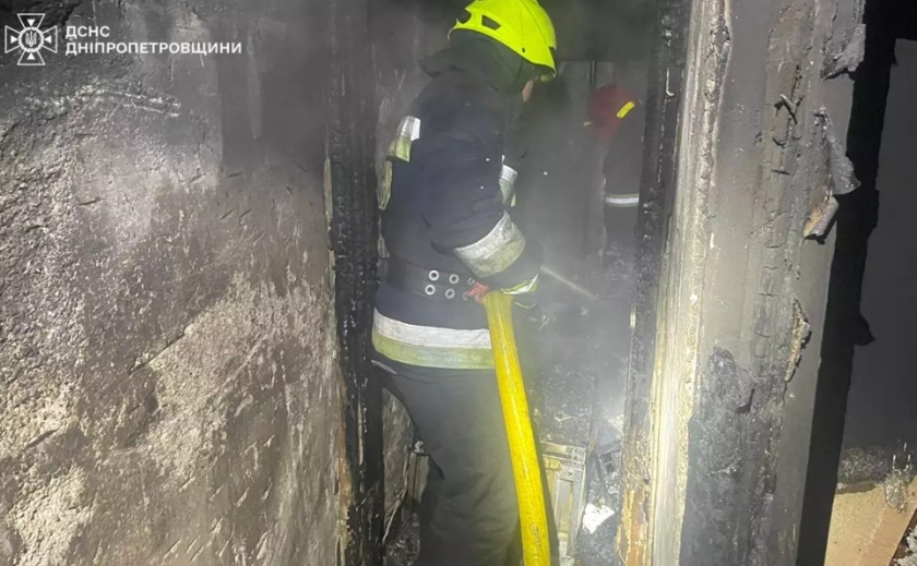У Дніпрі на пожежі вогнеборці врятували жінку У Дніпрі на пожежі вогнеборці врятували жінку