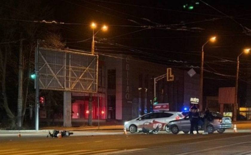 У Дніпрі на проспекті Хмельницького Daewoo зіштовхнувся з мотоциклістом: постраждали двоє людей У Дніпрі на проспекті Хмельницького Daewoo зіштовхнувся з мотоциклістом: постраждали двоє людей