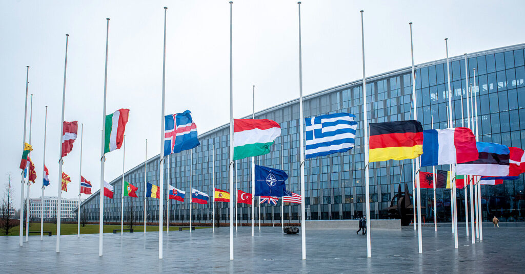 У НАТО вважають блефом погрози Трампа вивести США з Альянсу – Politico