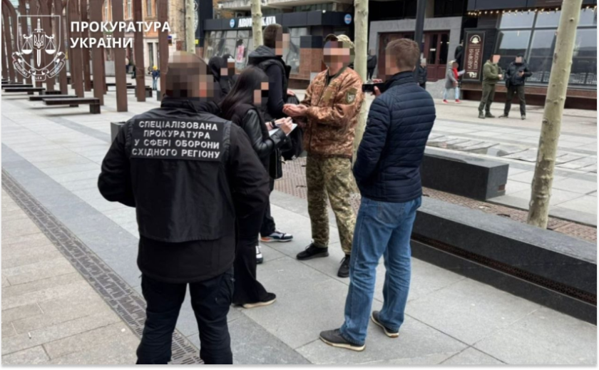 У Дніпрі військовослужбовця підозрюють у вимаганні хабаря за «вплив» на ТЦК