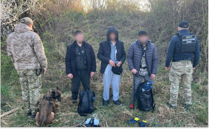На кордоні зі Словаччиною затримали трьох друзів-втікачів: деталі На кордоні зі Словаччиною затримали трьох друзів-втікачів: деталі