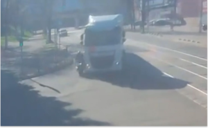 У Кам’янському вантажівка збила мотоцикліста: постраждалого госпіталізовано