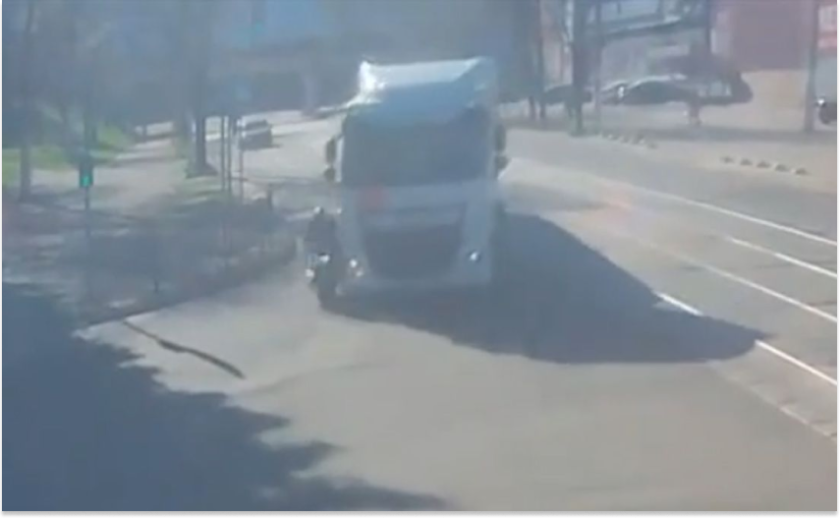 У Кам’янському вантажівка збила мотоцикліста: постраждалого госпіталізовано У Кам’янському вантажівка збила мотоцикліста: постраждалого госпіталізовано