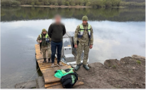 Намагався переплисти крижану річку: на Дністрі затримали чоловіка, який хотів втекти з України Намагався переплисти крижану річку: на Дністрі затримали чоловіка, який хотів втекти з України