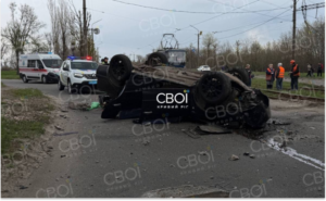 У Кривому Розі Skoda злетіла з мосту та впала на дах: постраждали троє людей