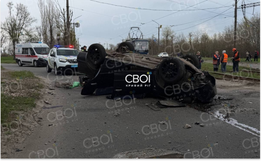 У Кривому Розі Skoda злетіла з мосту та впала на дах: постраждали троє людей