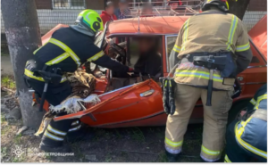 Врізався у стовп: у Кривому Розі водія деблокували з авто після ДТП