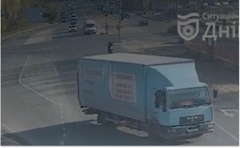 У Дніпрі мотоцикліст зіткнувся з вантажівкою на проспекті Богдана Хмельницького