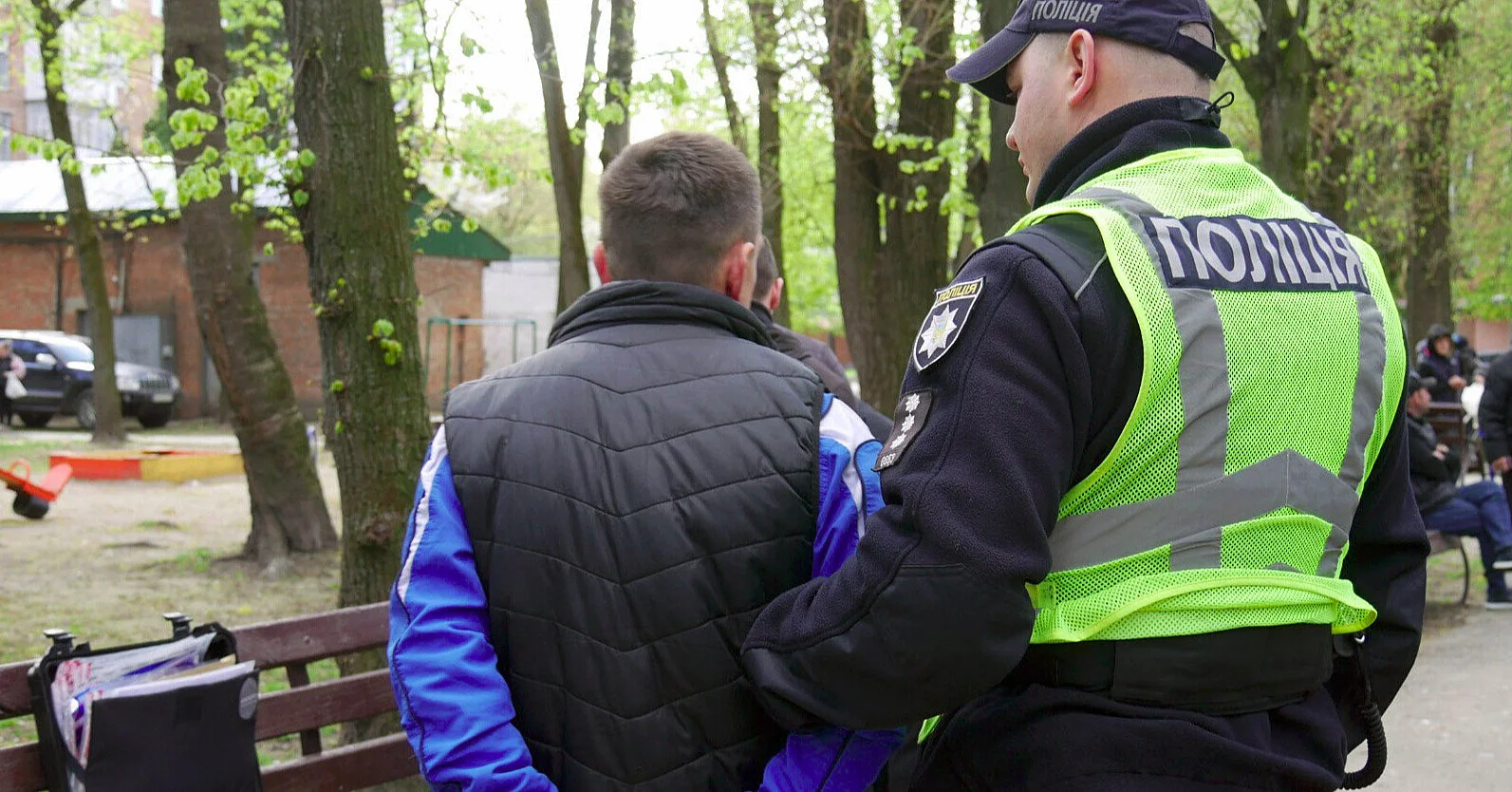У Хмельницькому затримали чоловіка після стрілянини у дворі житлового будинку