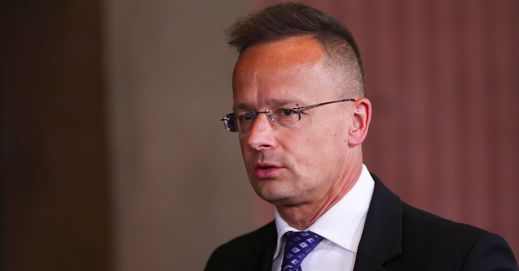 У Мадяра кажуть, що Сійярто знову знищує документи, є дані про участь РФ