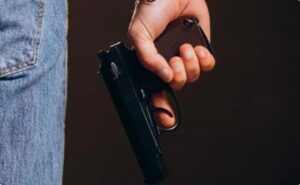 На Дніпропетровщині підліток випадково застрелив 17-річного знайомого: подробиці