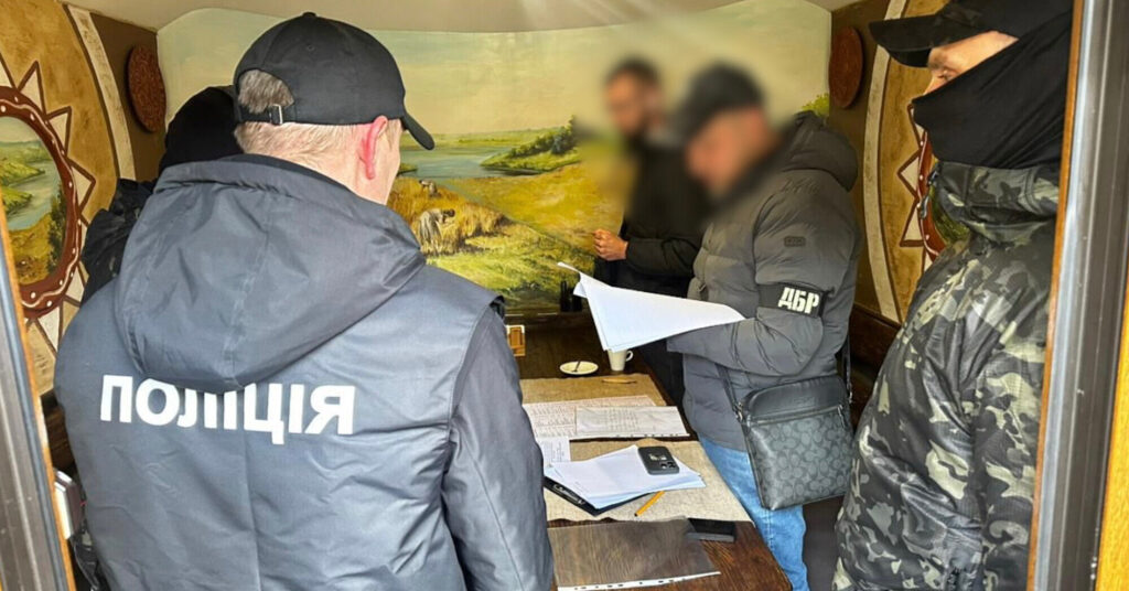 Вимагав 100 тисяч доларів: правоохоронці затримали посадовця “Укрзалізниці”