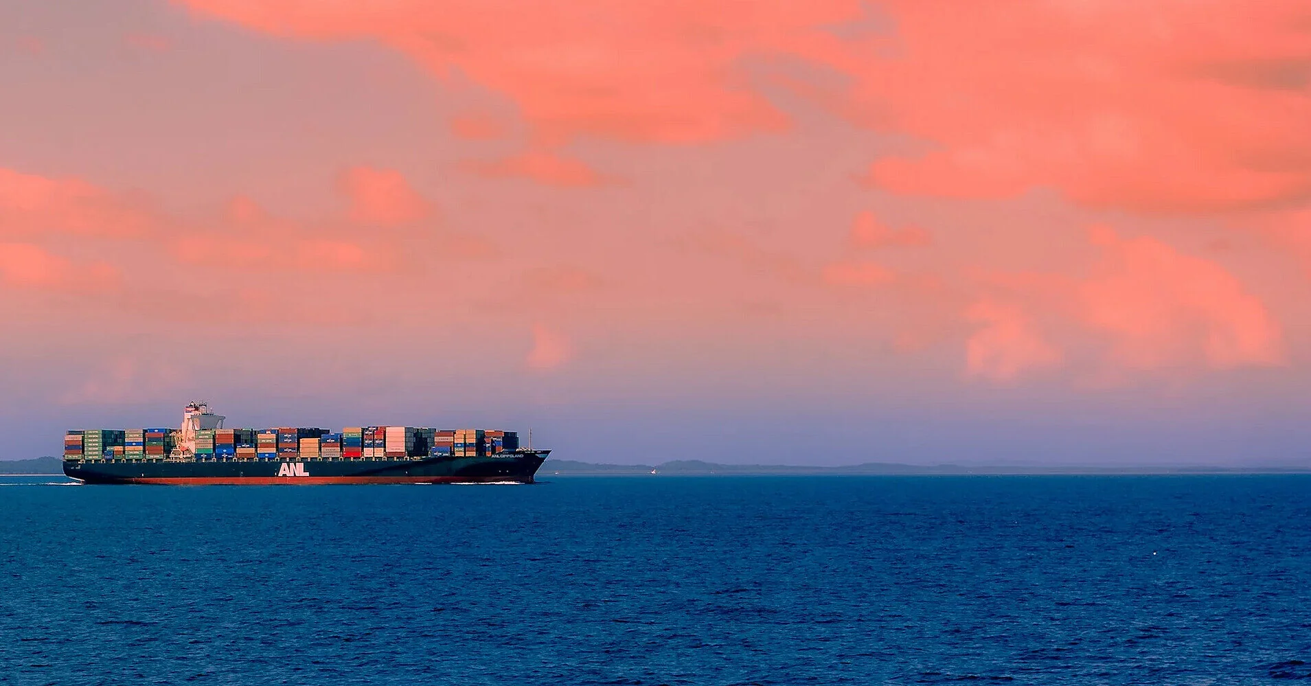 Контейнеровоз потрапив під обстріл біля Ормузу: новий удар по ключовому енергомаршруту