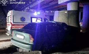 У Запоріжжі «Ланос» не впорався з керуванням та зіштовхнувся із бетонною опорою