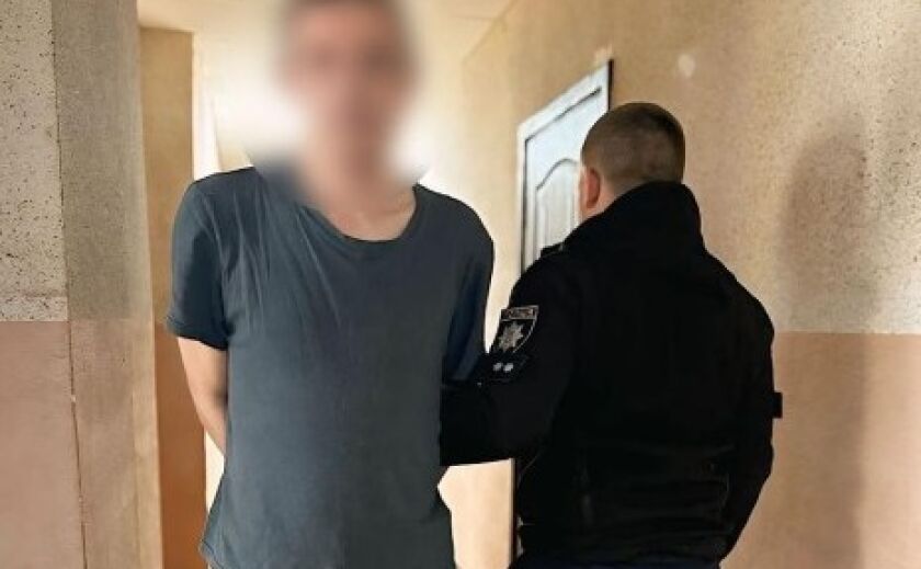 Розбійний напад на зупинці: слідчі Дніпра повідомили про підозру зловмиснику