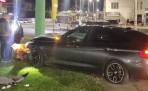 У Кривому Розі водій BMW  не справився з керуванням та наїхав на електроопору