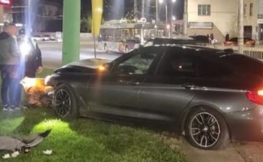 У Кривому Розі водій BMW  не справився з керуванням та наїхав на електроопору