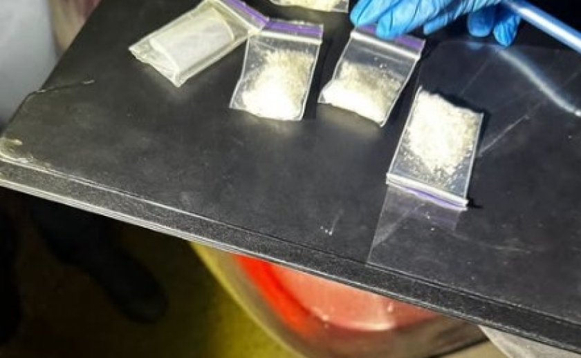 4 зіп-пакети з речовиною білого кольору: у Кривому Розі патрульні виявили у чоловіка наркотичні речовини