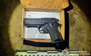 Криворізькі поліцейські повідомили про підозру стрілку, який поцілив у дівчину з пневматичного пістолета