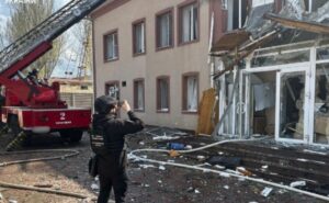 Ворог зранку вдарив по Запоріжжю: пошкоджено офісну будівлю Ворог зранку вдарив по Запоріжжю: пошкоджено офісну будівлю