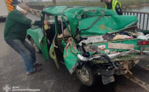У  Дніпрі вантажівка протаранила легковик: постраждали водій та пасажирка автівки
