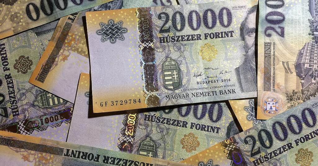 Угорський форинт суттєво зміцнився після перемоги опозиції на виборах