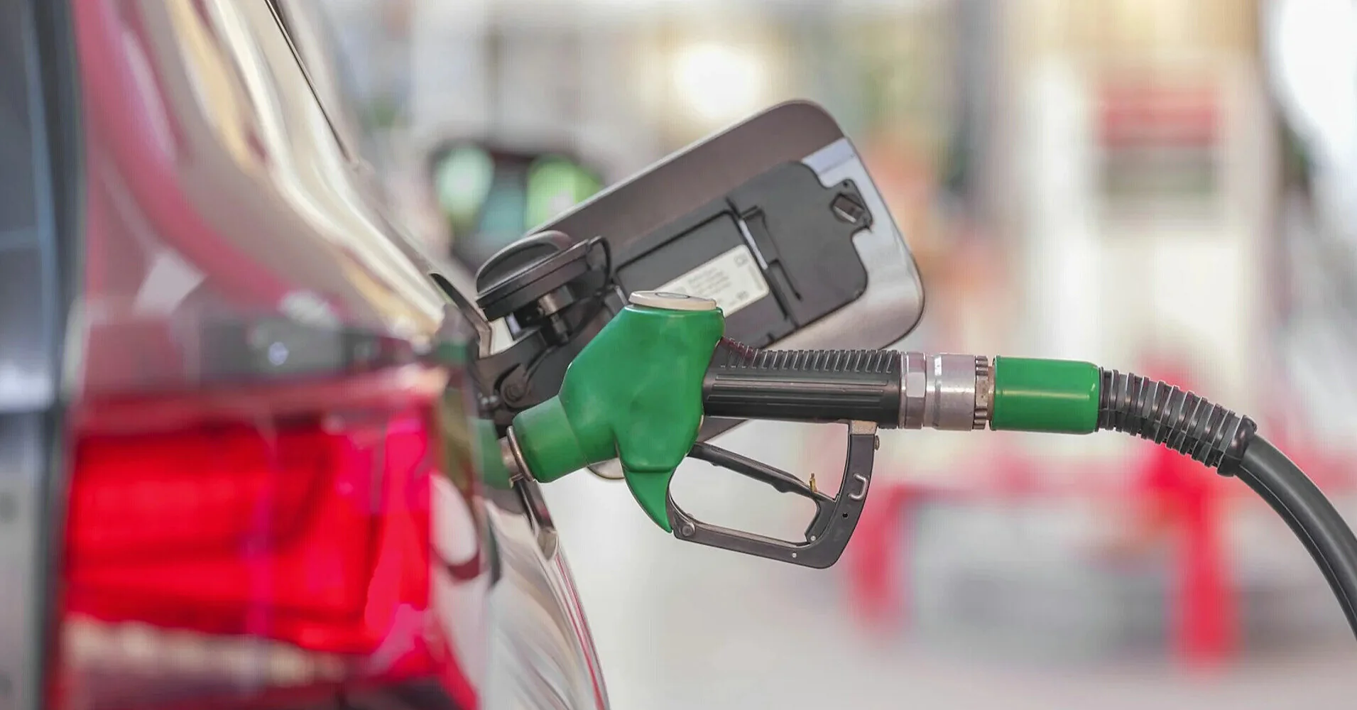 Бензин тримається вище 73 грн: які ціни на українських АЗС 20 квітня