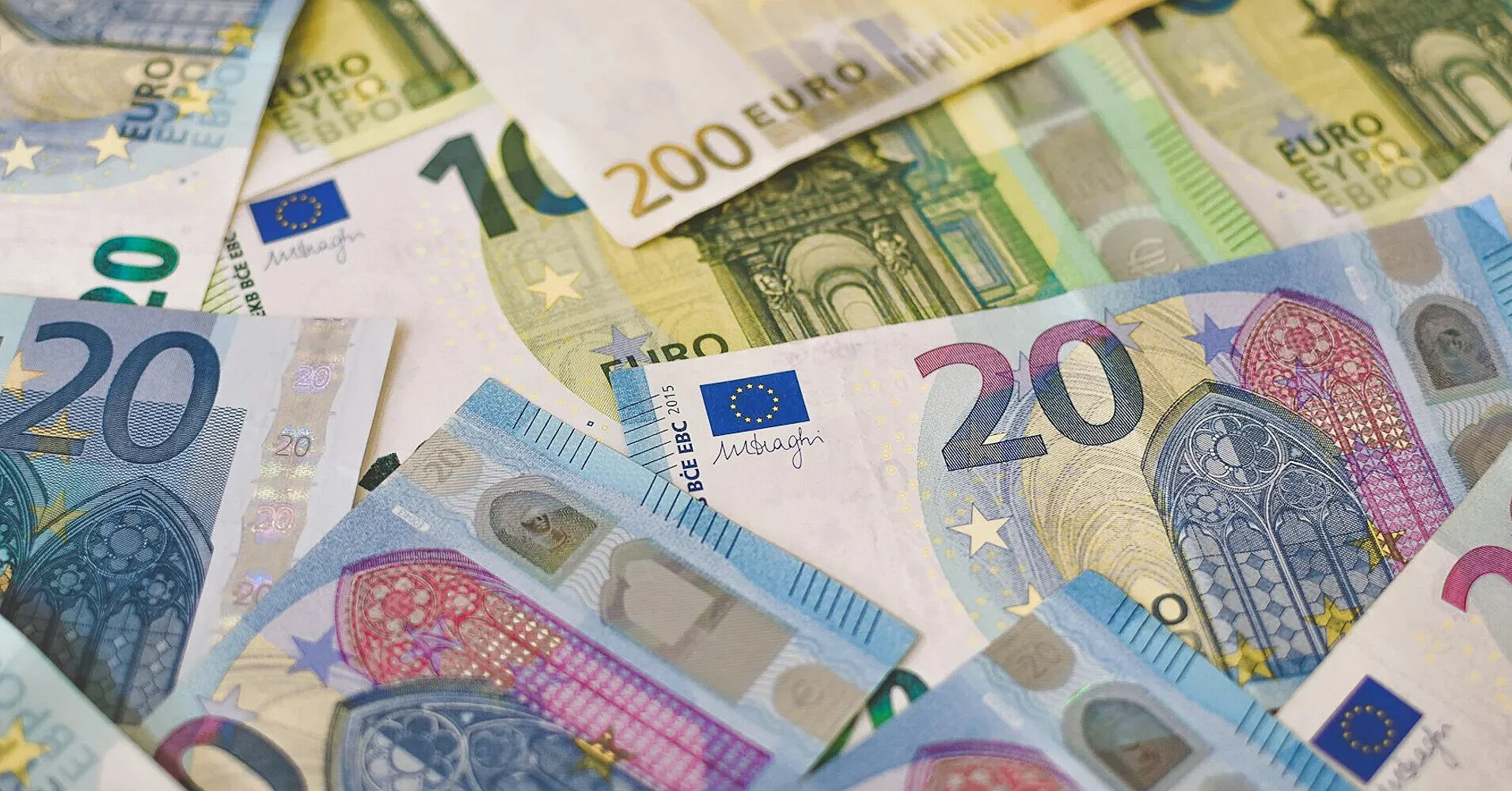 ЄЦБ не поспішає з підвищенням ставок через інфляційні ризики