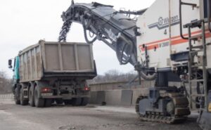 У Дніпрі відновлюють дорожнє покриття на Самарському мосту: рух перекрито до 9 квітня