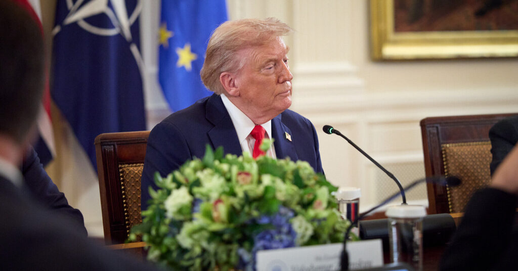 Трамп готовий припинити війну з Іраном без розблокування Ормузької протоки – WSJ Трамп готовий припинити війну з Іраном без розблокування Ормузької протоки – WSJ