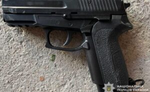 У Дніпрі поліцейські затримали чоловіка, який стріляв з балкона багатоповерхівки