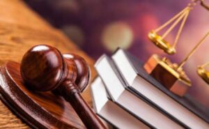 Шантажують порнографією, яку зняли у його кабінеті: на Дніпропетровщині суддя заявив про втручання в діяльність