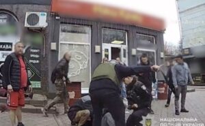 Перші хвилини після удару FPV-дроном по цивільному авто в центрі Нікополя: поліцейські евакуювали поранених до лікарні