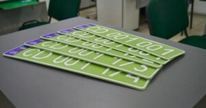 В Україні запровадили нові номерні знаки для дипломатичних авто