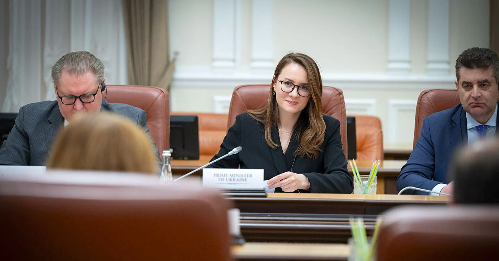Кабмін скасував обмеження на виїзд за кордон для всіх жінок