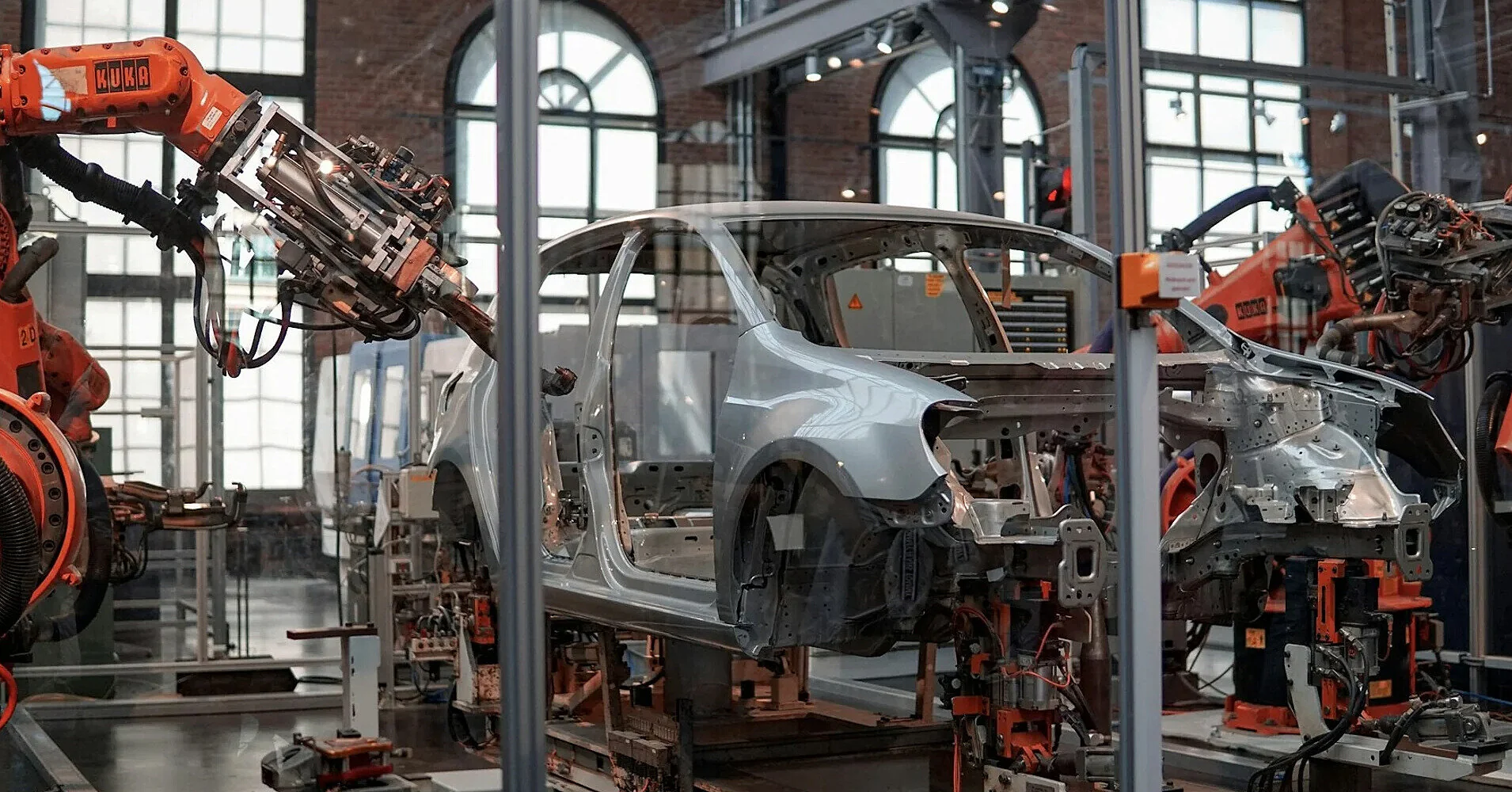 Німецький автопром попередив про нову хвилю скорочень через електромобілі Німецький автопром попередив про нову хвилю скорочень через електромобілі