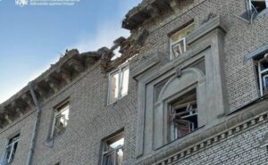 Ворог вдарив по житловому кварталу Дніпра: є постраждалі
