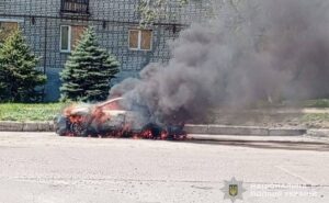 У Марганці російський дрон атакував авто з людьми: поліцейські евакуювали поранених під загрозою повторного удару