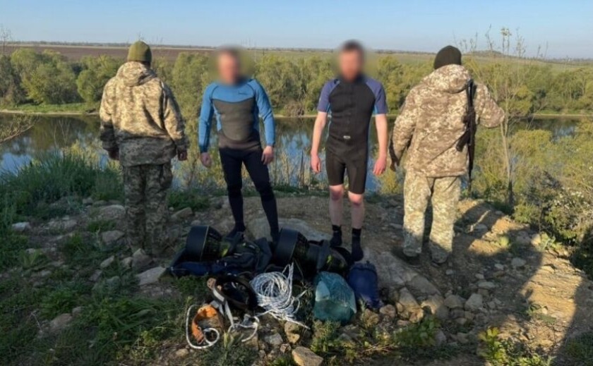 Невдала втеча через Дністер: прикордонники затримали втікачів у гідрокостюмах Невдала втеча через Дністер: прикордонники затримали втікачів у гідрокостюмах