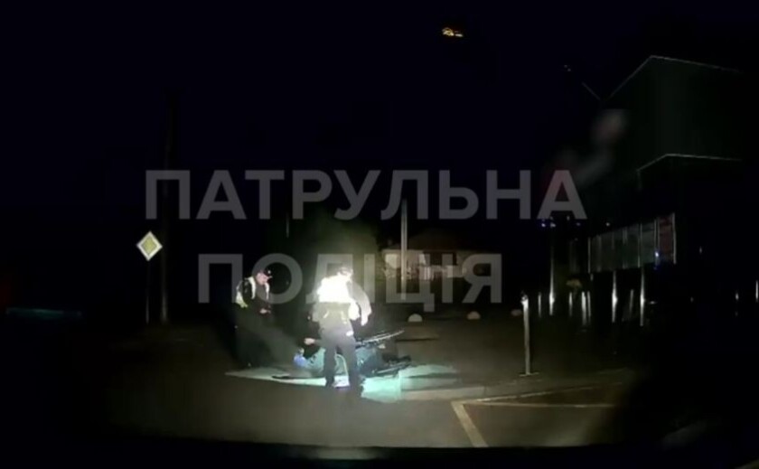 Наїхав на бордюр вночі та перекинувся: патрульні Кривого Рогу допомогли чоловікові з інвалідністю Наїхав на бордюр вночі та перекинувся: патрульні Кривого Рогу допомогли чоловікові з інвалідністю