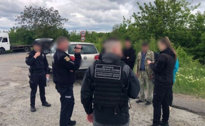 Намагалася втекти з країни: прикордонники затримали сімох чоловіків з різних областей України Намагалася втекти з країни: прикордонники затримали сімох чоловіків з різних областей України
