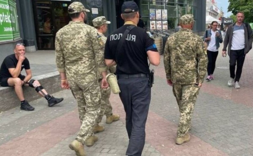 Чому в мобілізованих забирають мобільні телефони: пояснення від ТЦК