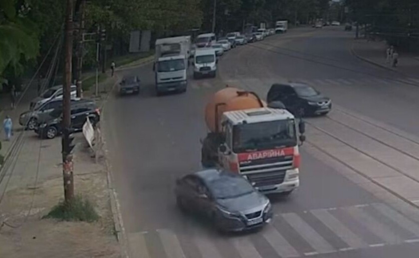 На проспекті Богдана Хмельницького у Дніпрі сталася ДТП за участю вантажівки та легковика На проспекті Богдана Хмельницького у Дніпрі сталася ДТП за участю вантажівки та легковика