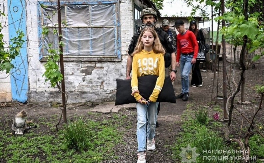 Поліцейські Запоріжжя евакуювали з-під обстрілів дві родини Поліцейські Запоріжжя евакуювали з-під обстрілів дві родини